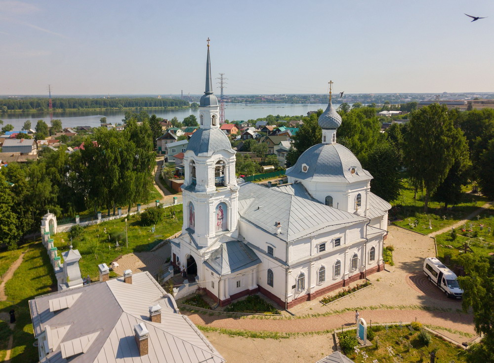 Церковь в селище кострома. Кострома село. Александро-Антониновская Церковь Кострома. Храм Александра и Антонины Кострома. Вывеска храм в селище Костромы Антонины и Александра.